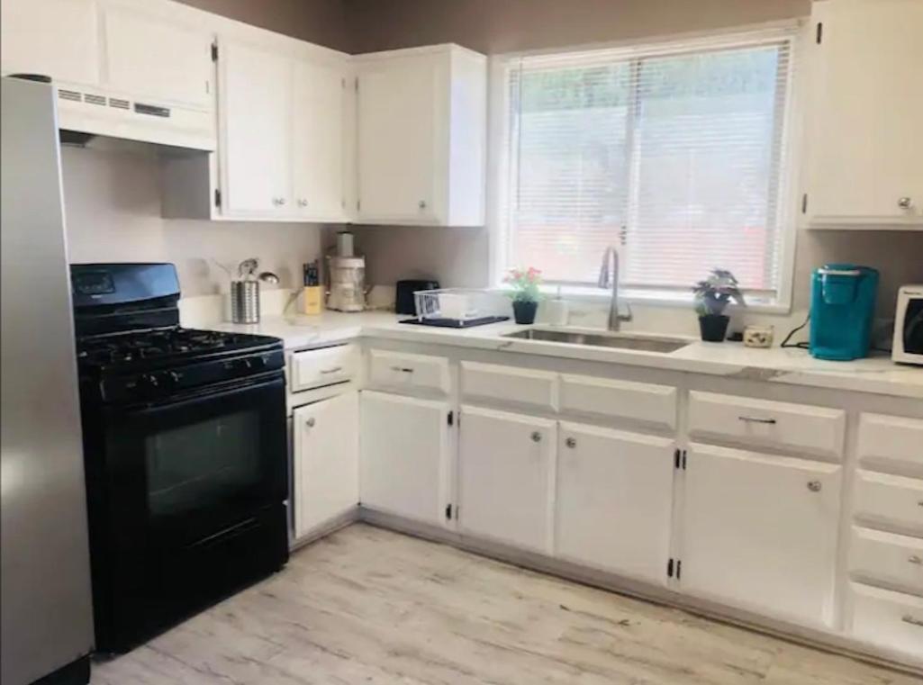 Holiday home 4bed 2ba Hollywood House Block Away From Sunset, Free Parking, Private Backyard *