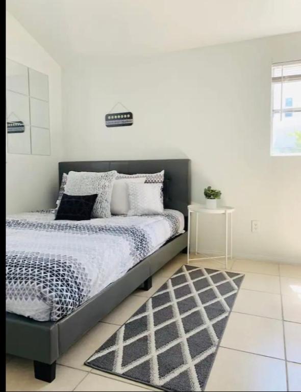 4bed 2ba Hollywood House Block Away From Sunset, Free Parking, Private Backyard Holiday home Los Angeles