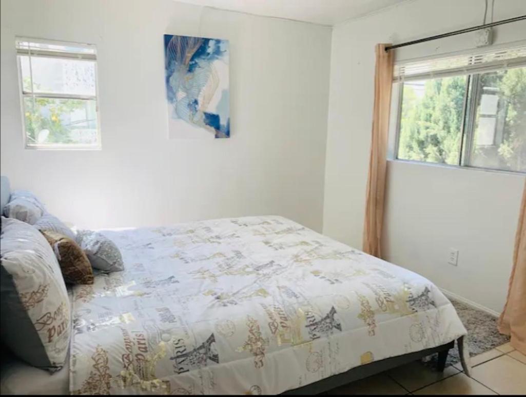 Holiday home 4bed 2ba Hollywood House Block Away From Sunset, Free Parking, Private Backyard