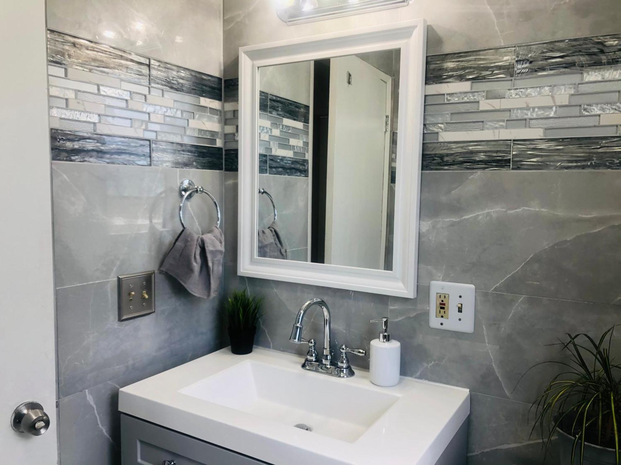 Holiday home 4bed 2ba Hollywood House Block Away From Sunset, Free Parking, Private Backyard